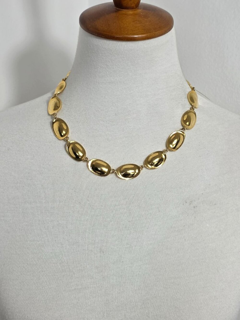 Liz Claiborne Gold Tone Collar Necklace Oval Shaped Domed Links NEW